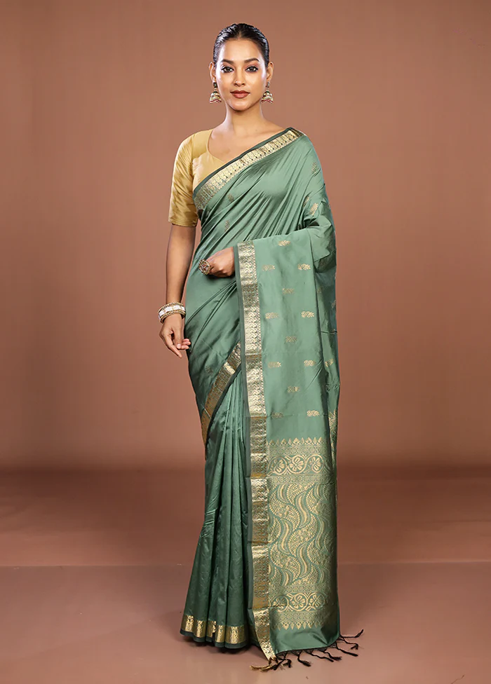 Green Kanjivaram Silk Saree With Blouse Piece - Image 2
