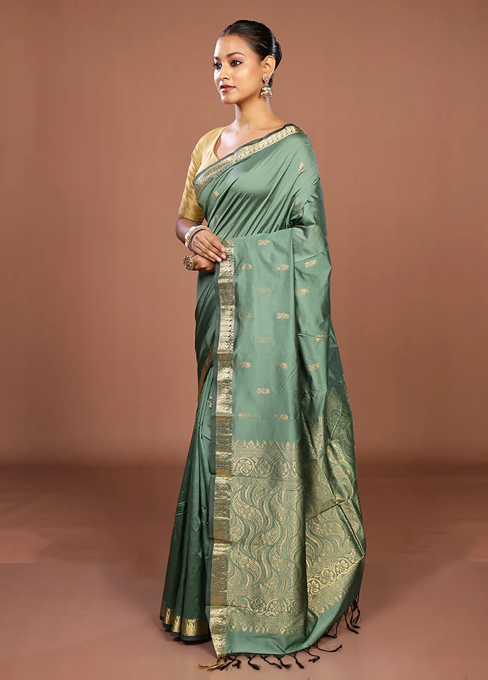 Green Kanjivaram Silk Saree With Blouse Piece - Image 4