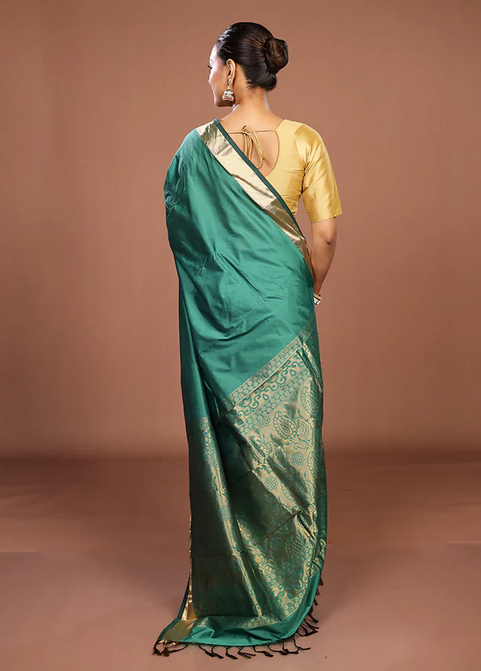 Green Kanjivaram Silk Saree With Blouse Piece - Image 3