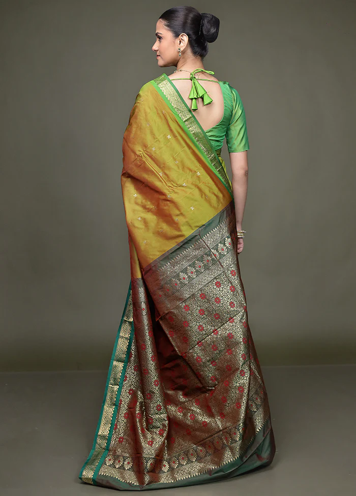 Green Kanjivaram Silk Saree With Blouse Piece - Image 3