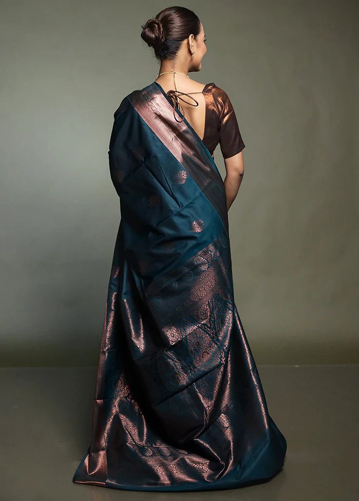 Green Kanjivaram Silk Saree With Blouse Piece - Image 3
