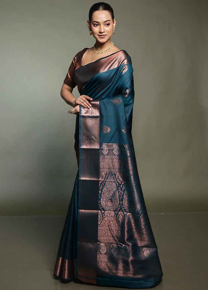 Green Kanjivaram Silk Saree With Blouse Piece - Image 4