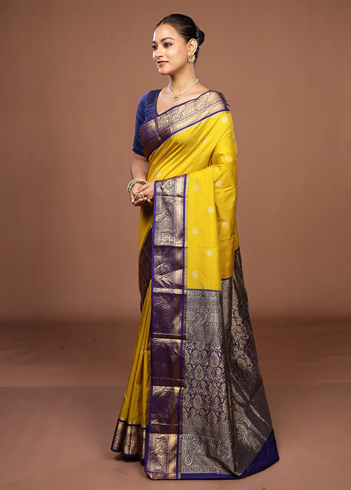 Green Kanjivaram Silk Saree With Blouse Piece - Image 4