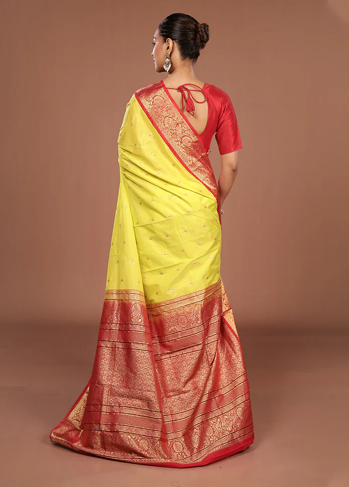 Green Kanjivaram Silk Saree With Blouse Piece - Image 3