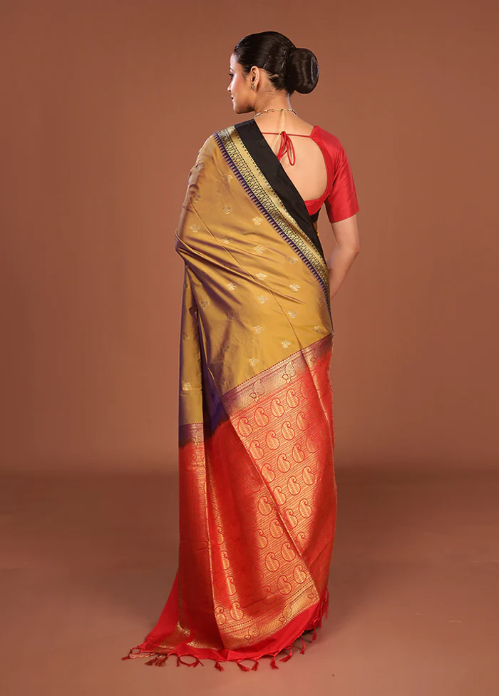 Green Kanjivaram Silk Saree With Blouse Piece - Image 3