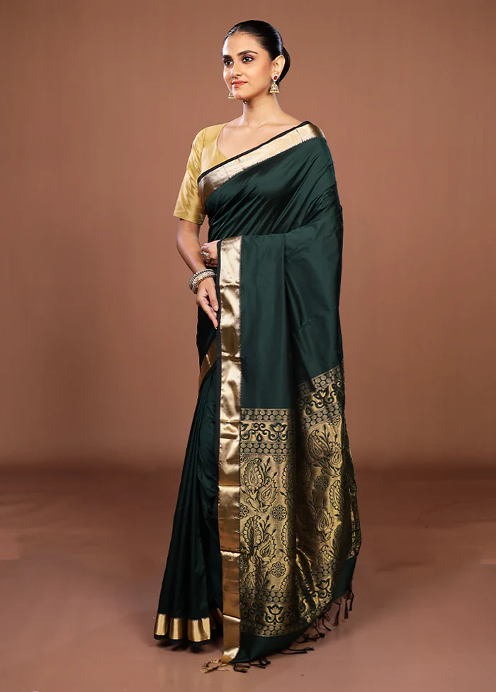 Green Kanjivaram Silk Saree With Blouse Piece - Image 4