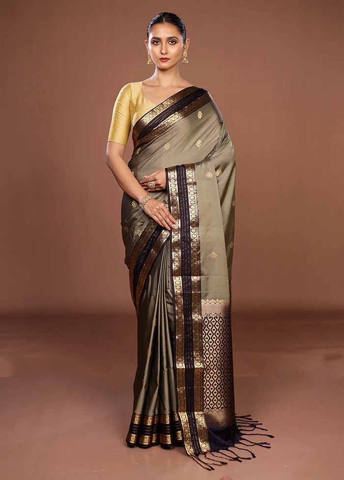 Green Kanjivaram Silk Saree With Blouse Piece - Image 2
