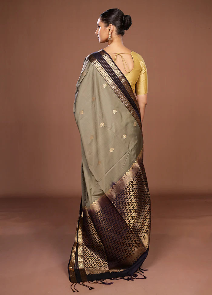 Green Kanjivaram Silk Saree With Blouse Piece - Image 3