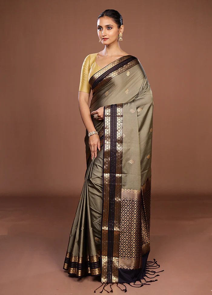 Green Kanjivaram Silk Saree With Blouse Piece - Image 4