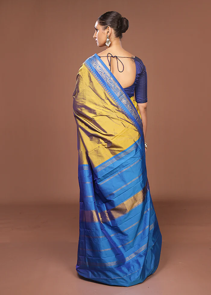 Green Kanjivaram Silk Saree With Blouse Piece - Image 3