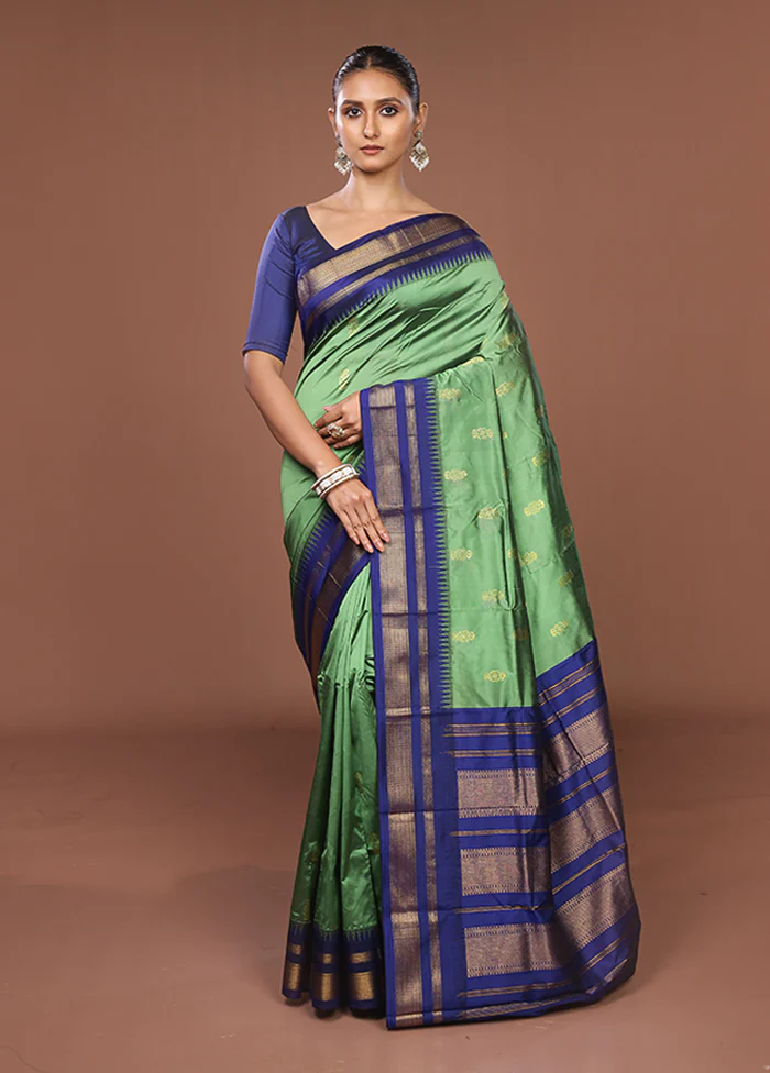 Green Kanjivaram Silk Saree With Blouse Piece - Image 2