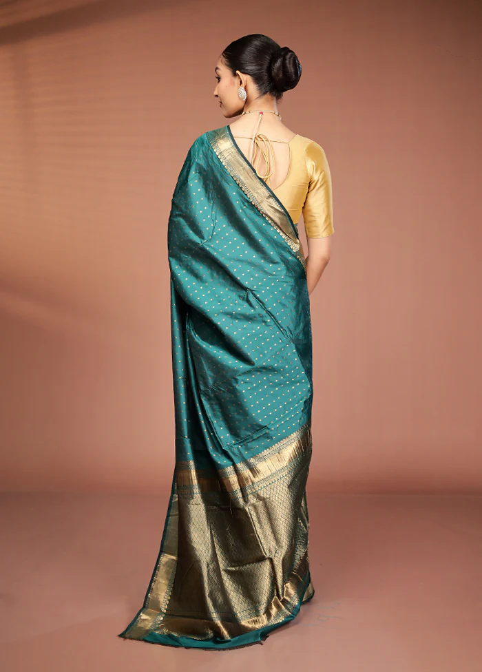 Green Kanjivaram Silk Saree With Blouse Piece - Image 3