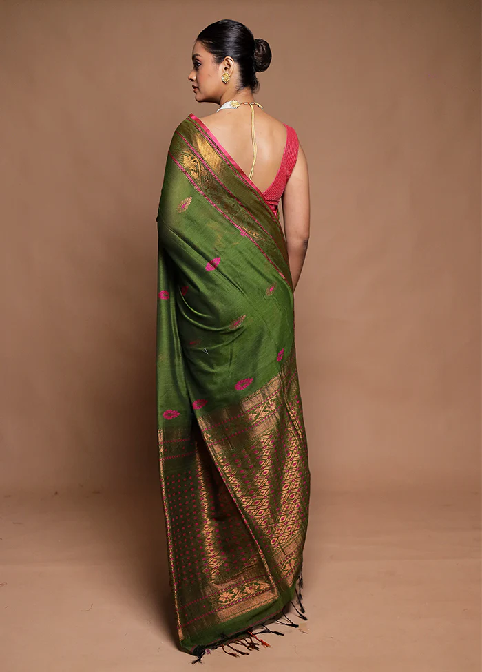 Green Matka Silk Saree With Blouse Piece - Image 3