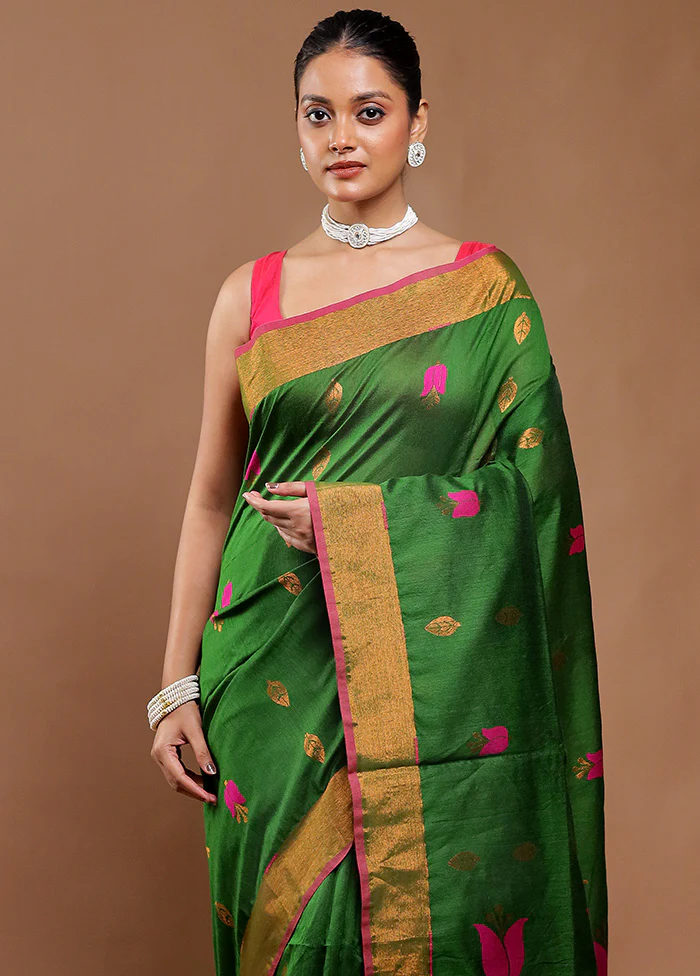 Green Matka Silk Saree With Blouse Piece - Image 2
