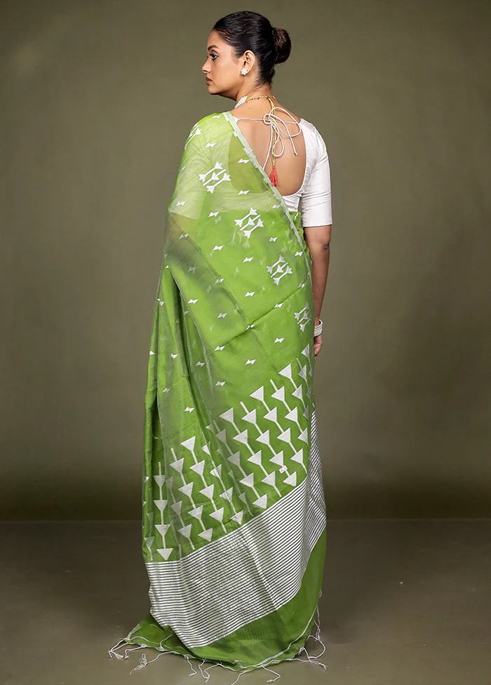 Green Matka Silk Saree With Blouse Piece - Image 3