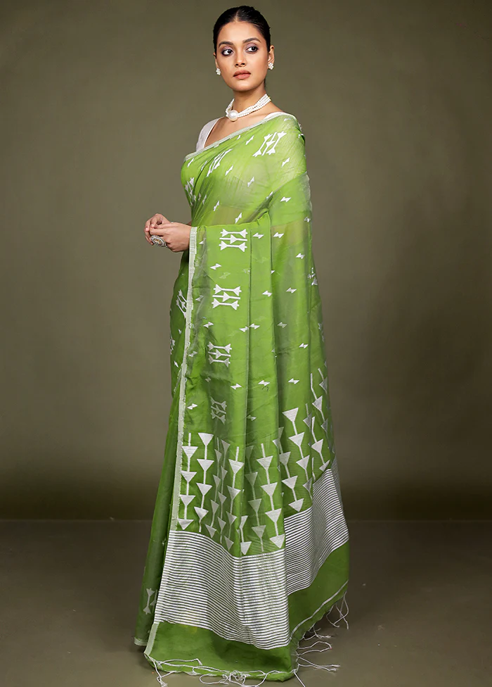 Green Matka Silk Saree With Blouse Piece - Image 4