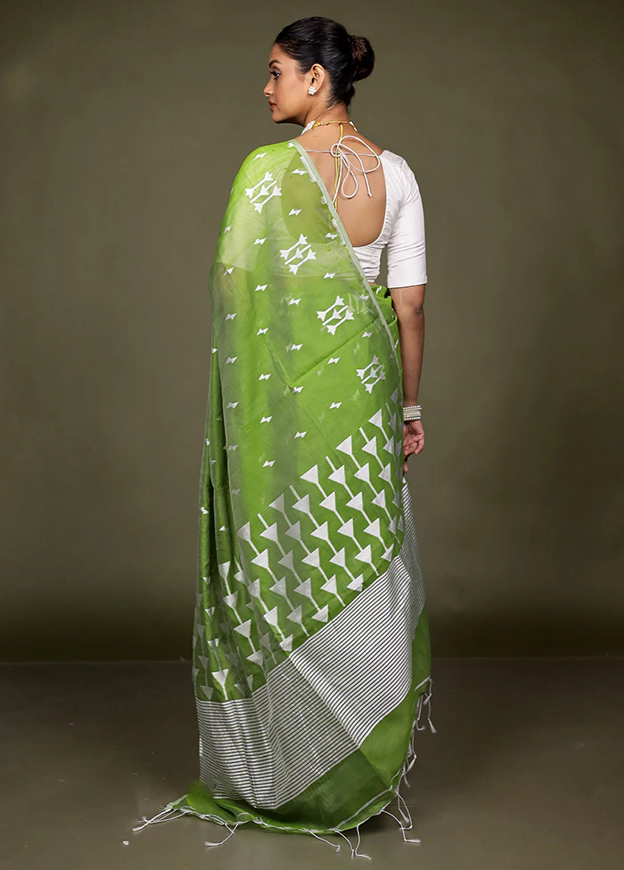 Green Matka Silk Saree With Blouse Piece - Image 3