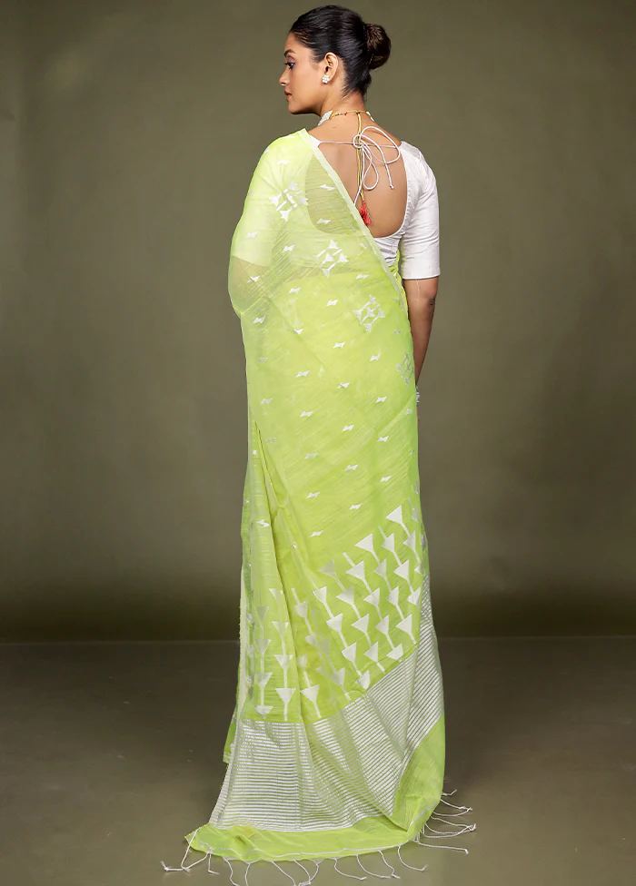 Green Matka Silk Saree With Blouse Piece - Image 3