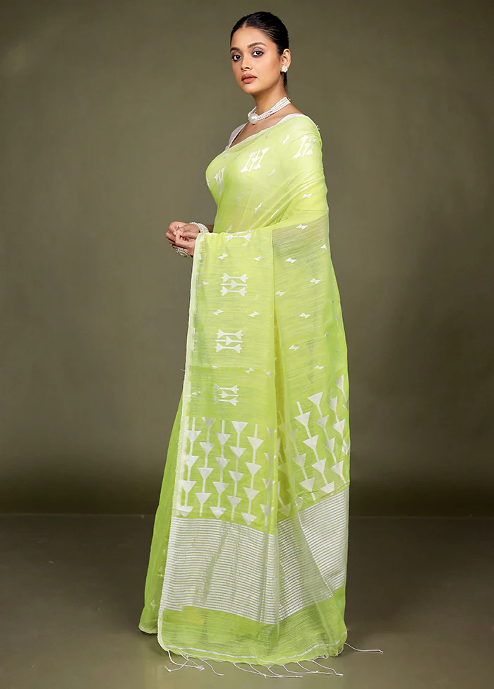 Green Matka Silk Saree With Blouse Piece - Image 4