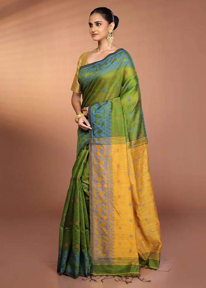 Green Matka Silk Saree With Blouse Piece - Image 4