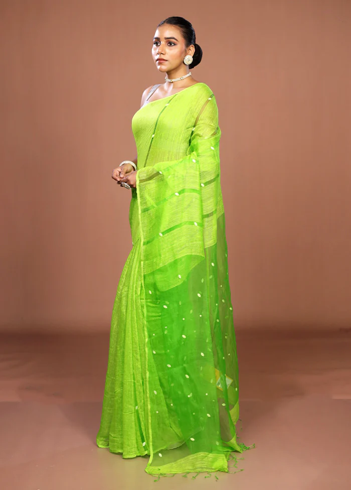 Green Matka Silk Saree With Blouse Piece - Image 4
