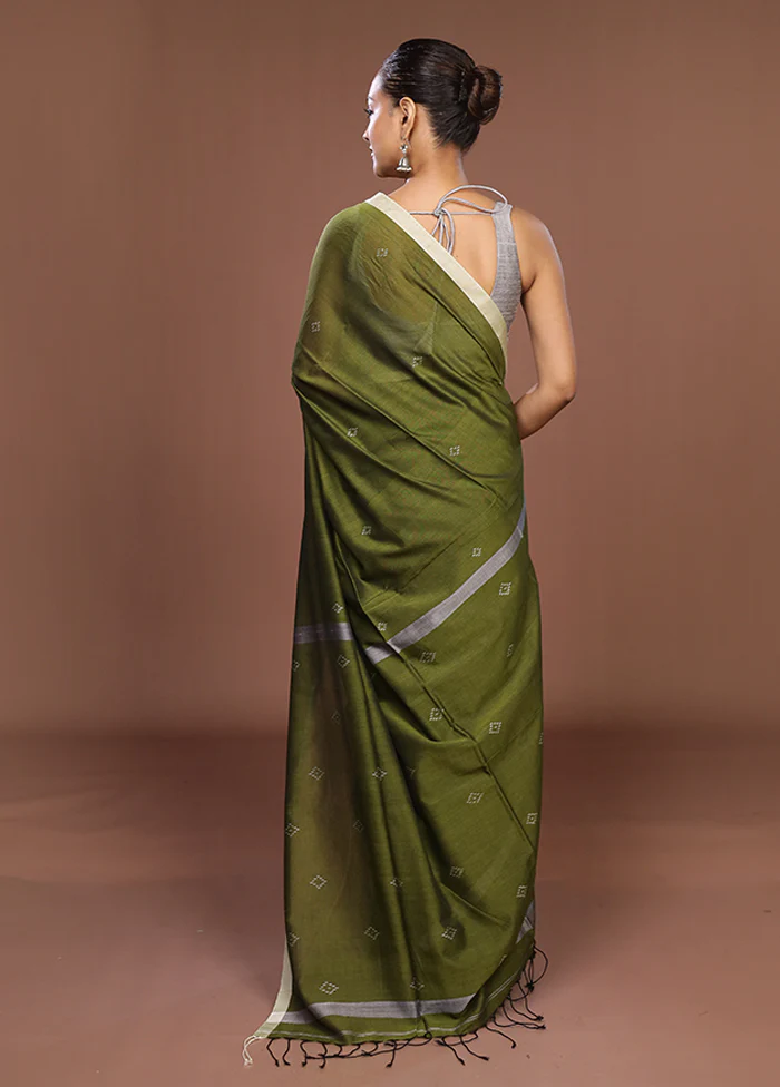 Green Matka Silk Saree With Blouse Piece - Image 3