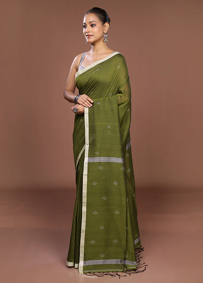 Green Matka Silk Saree With Blouse Piece - Image 4