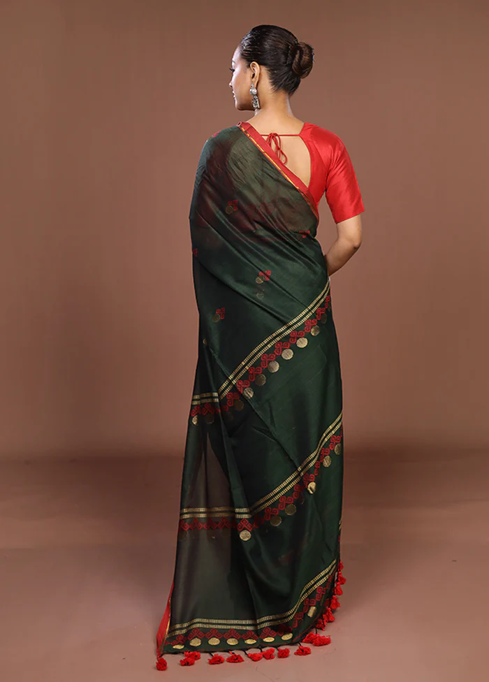 Green Matka Silk Saree With Blouse Piece - Image 3