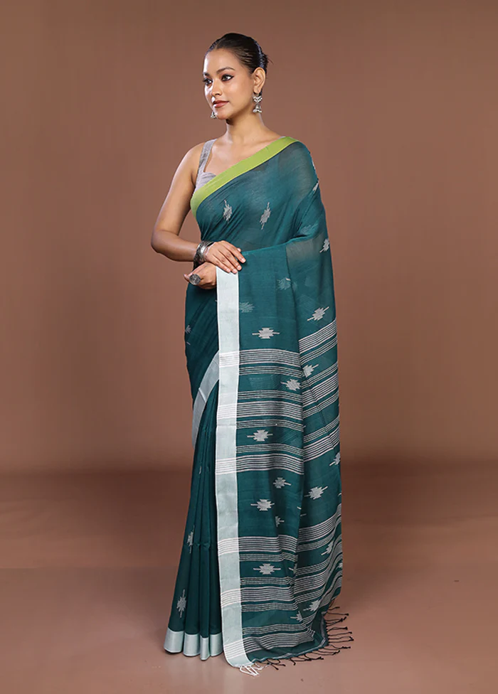Green Matka Silk Saree With Blouse Piece - Image 4
