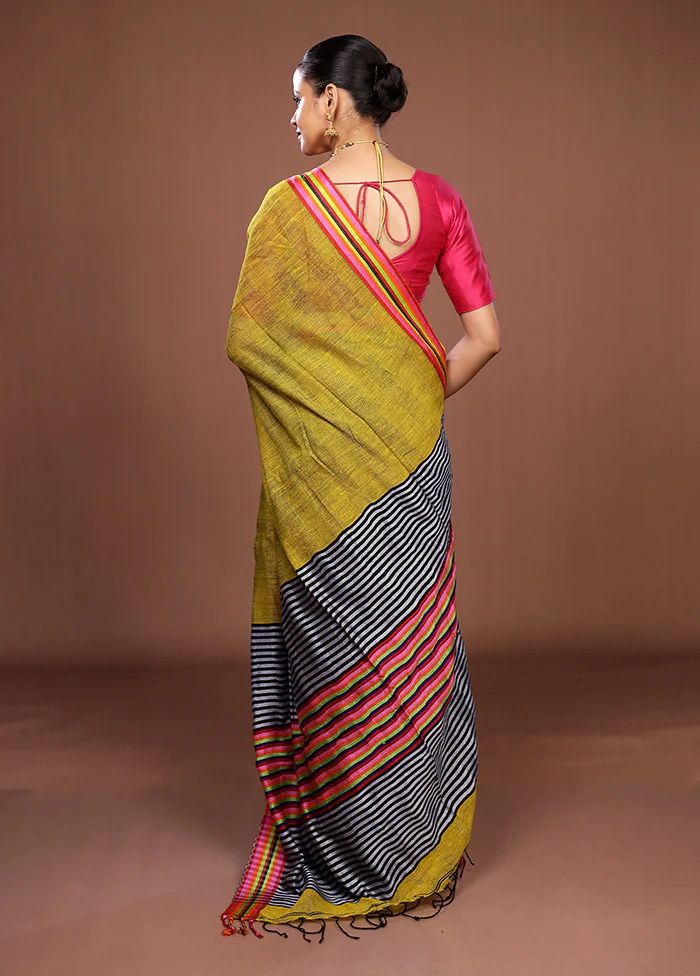 Green Matka Silk Saree With Blouse Piece - Image 3