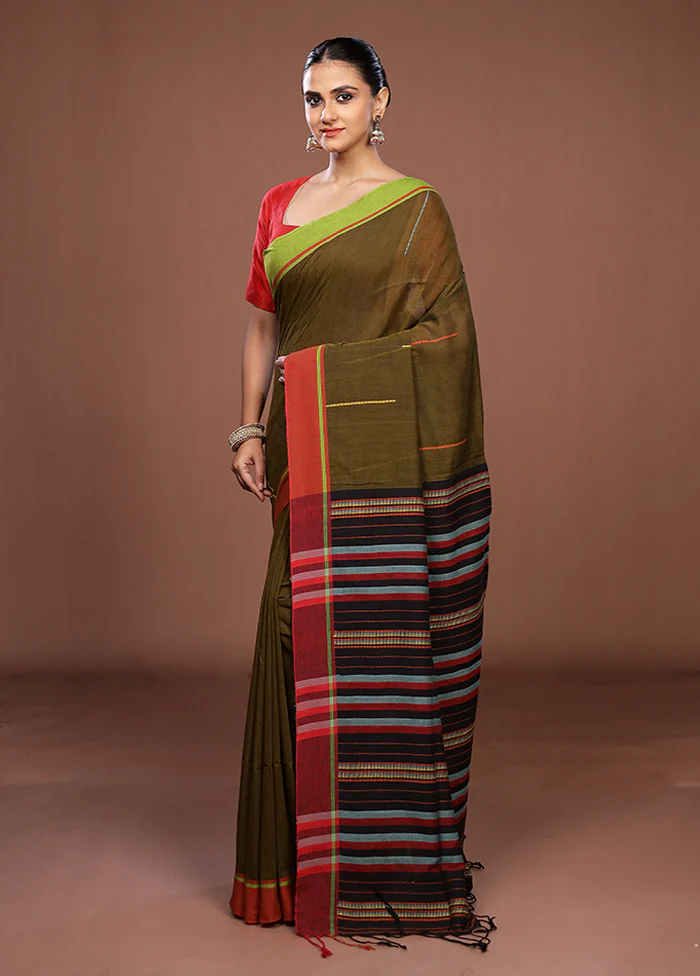 Green Matka Silk Saree With Blouse Piece - Image 4