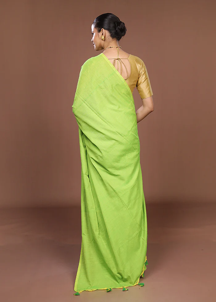 Green Matka Silk Saree With Blouse Piece - Image 3