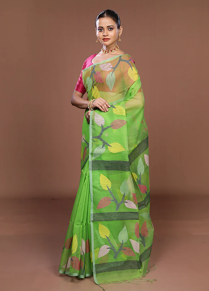 Green Matka Silk Saree With Blouse Piece - Image 4