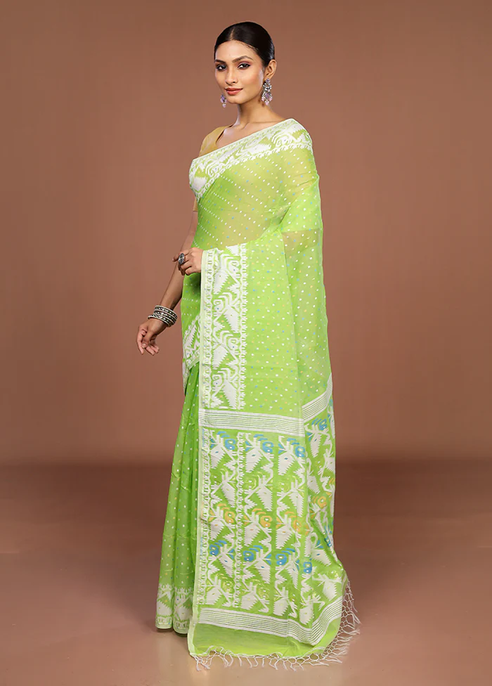 Green Matka Silk Saree With Blouse Piece - Image 4
