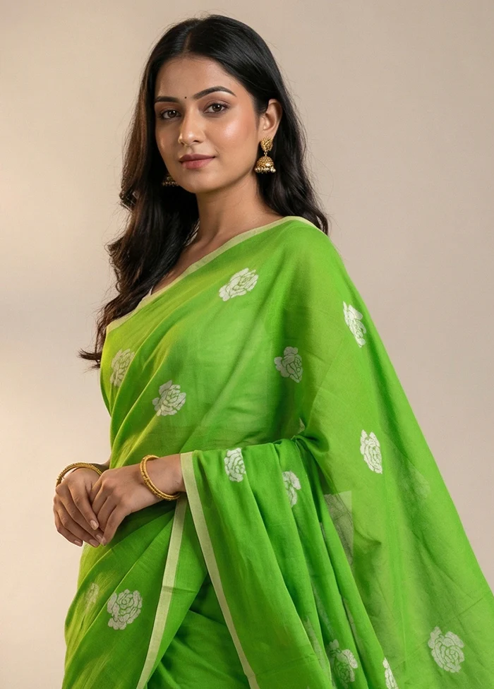 Green Matka Silk Saree With Blouse Piece - Image 2