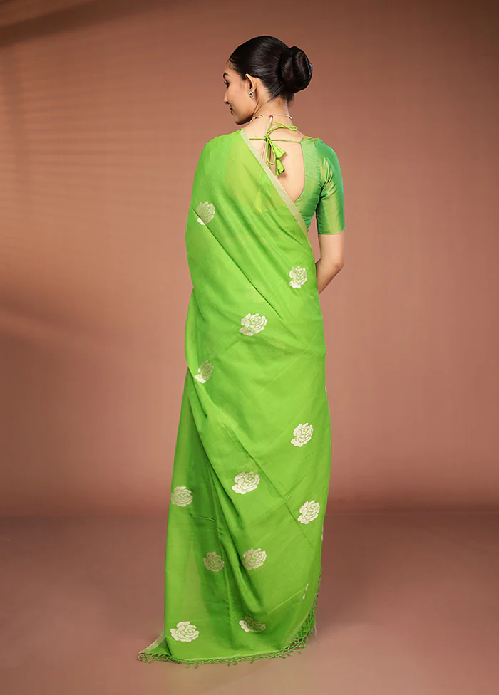 Green Matka Silk Saree With Blouse Piece - Image 3
