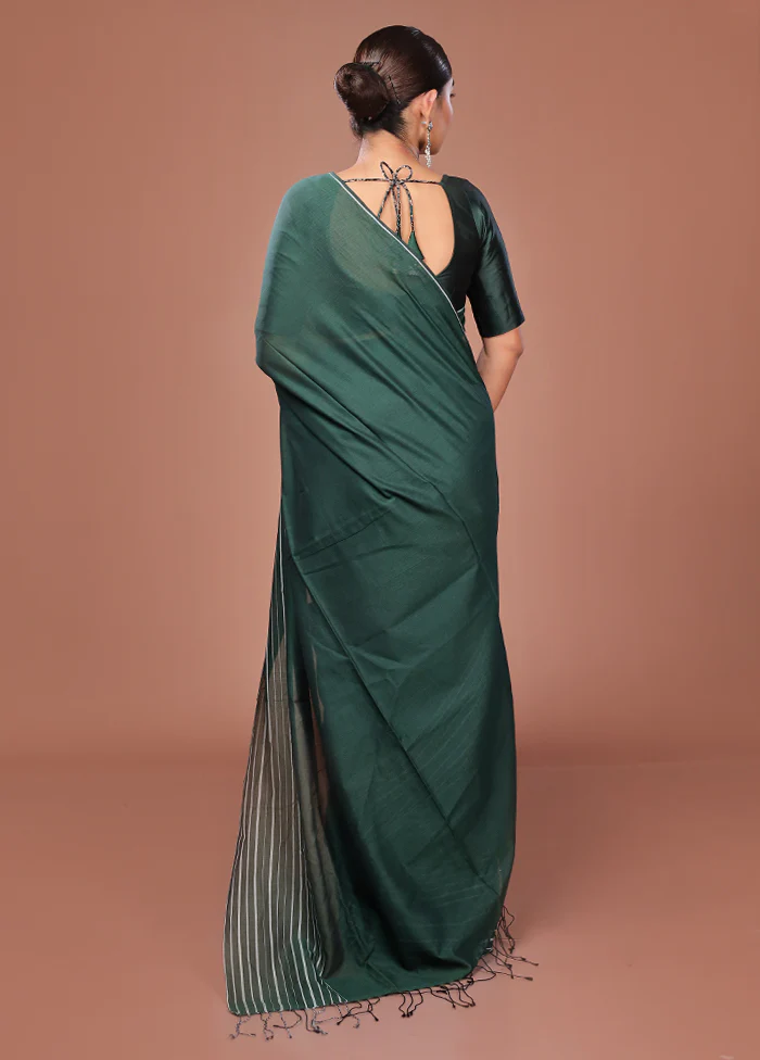 Green Matka Silk Saree With Blouse Piece - Image 3