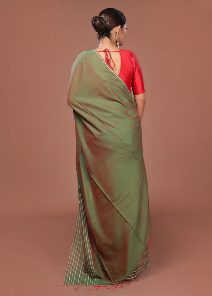 Green Matka Silk Saree With Blouse Piece - Image 3