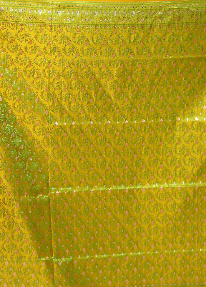 Green Tanchoi Silk Saree With Blouse Piece - Image 5