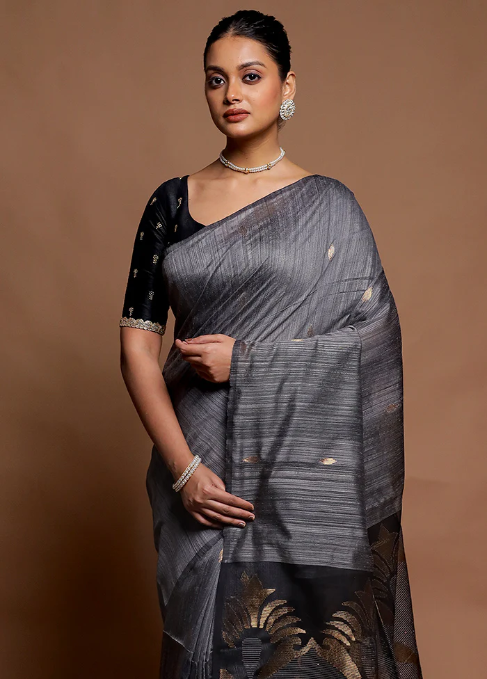 Grey Handloom Matka Pure Silk Saree With Blouse Piece - Image 2