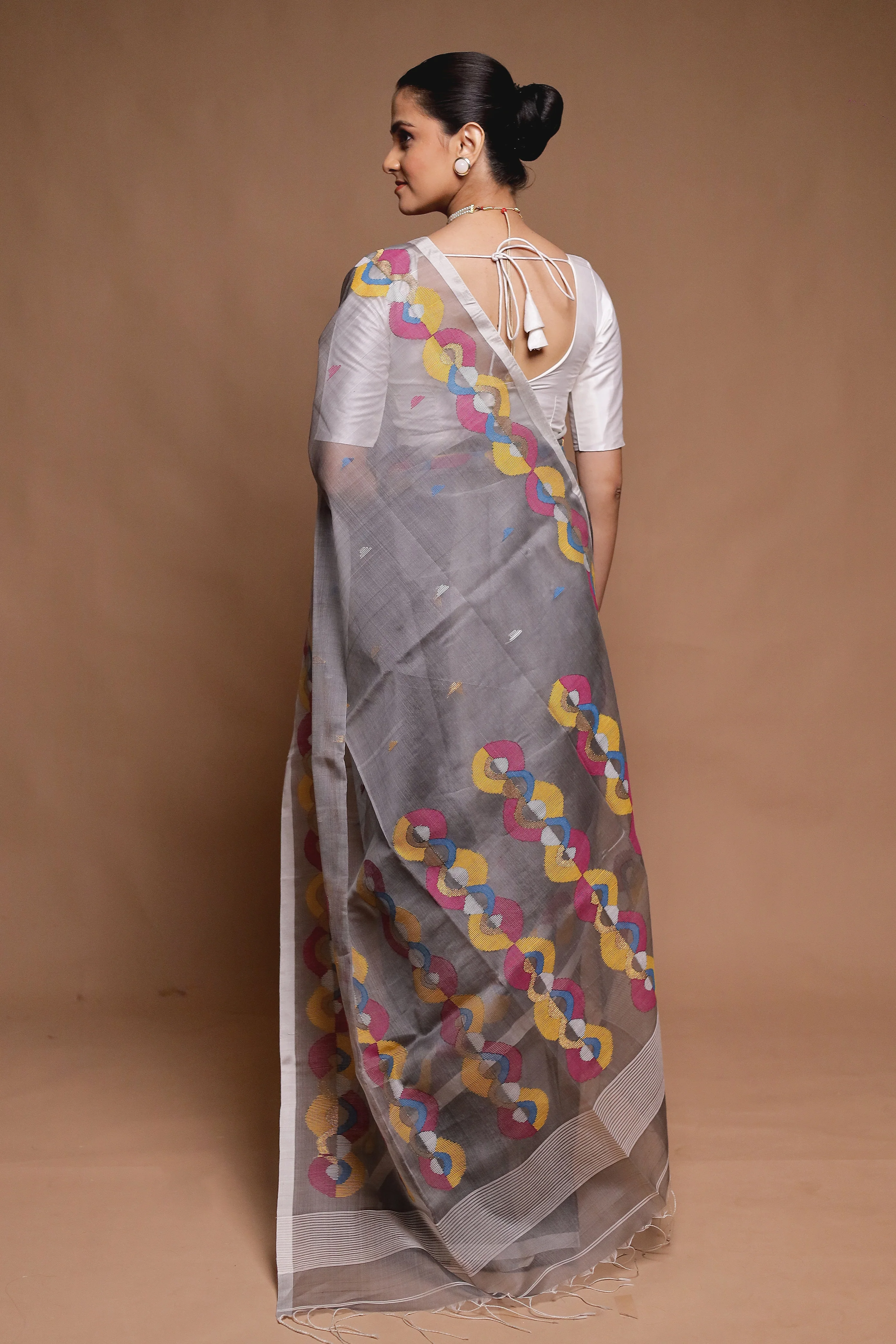 Grey Handloom Matka Pure Silk Saree With Blouse Piece - Image 3
