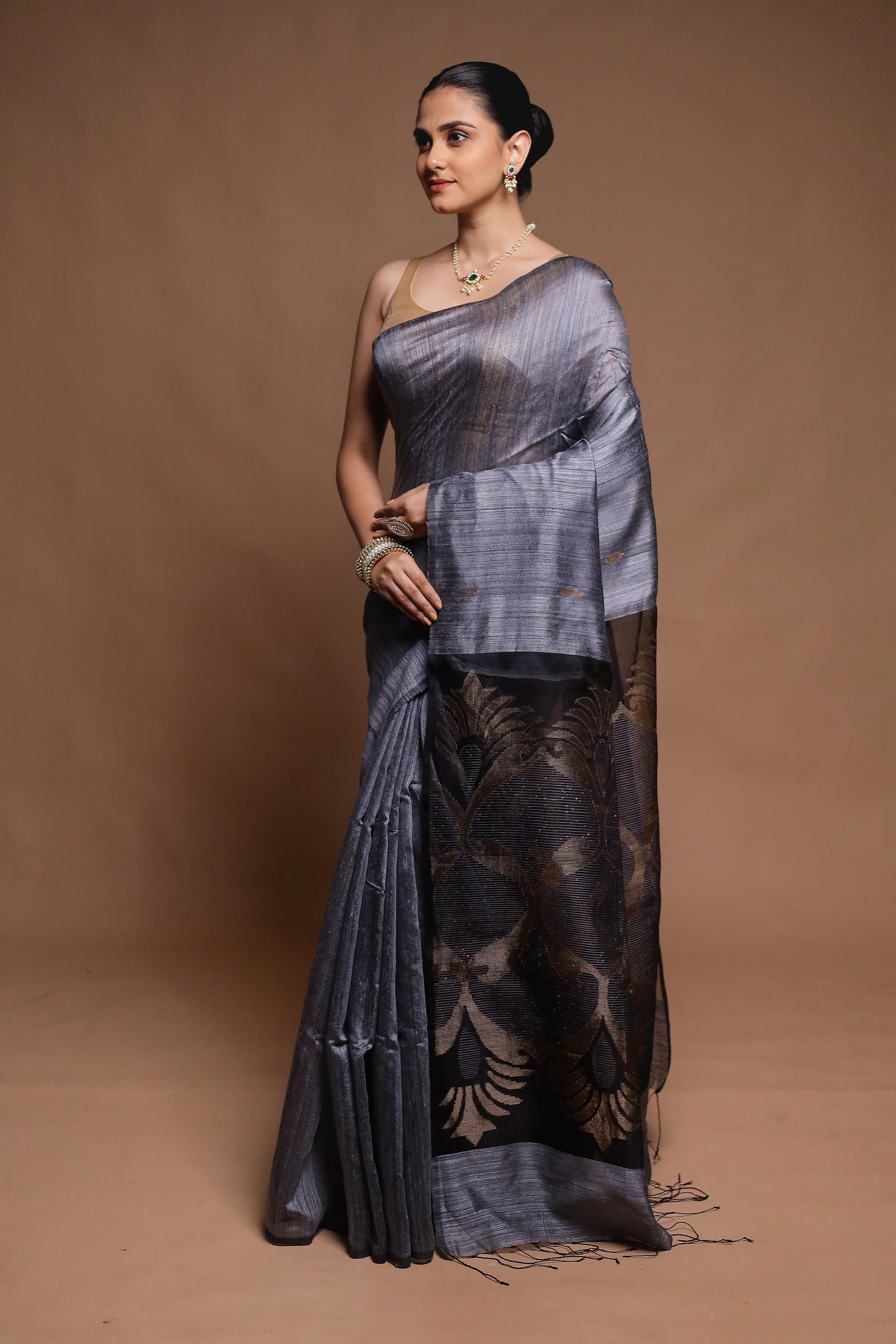 Grey Handloom Matka Pure Silk Saree With Blouse Piece - Image 4