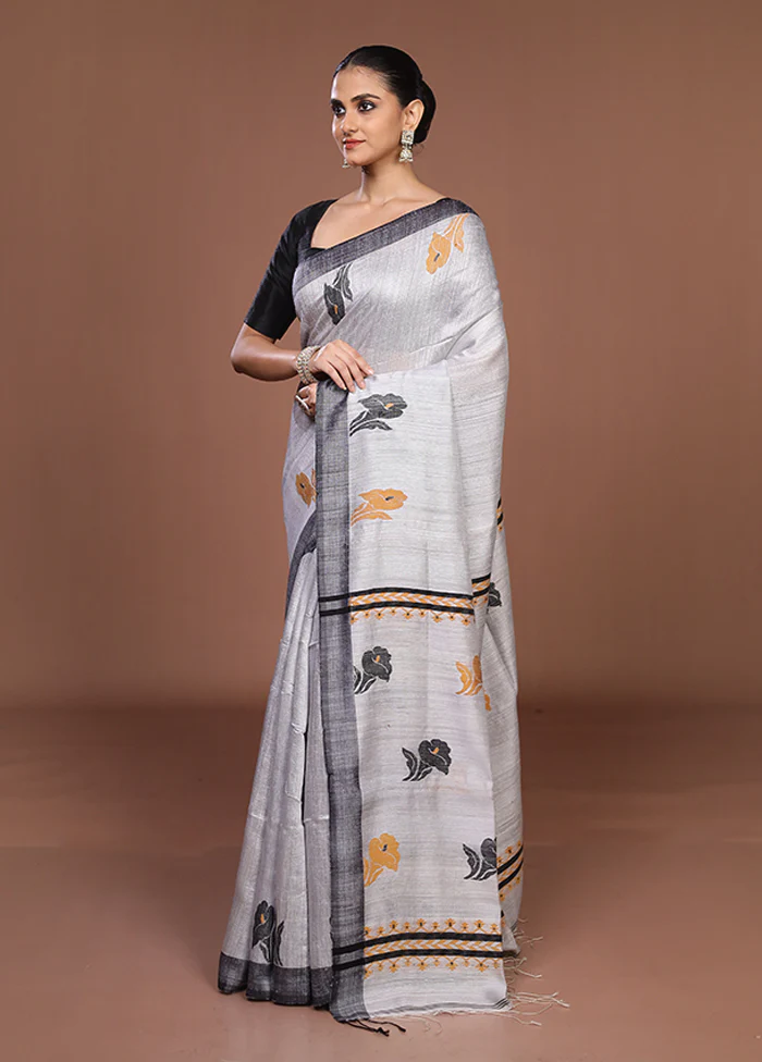 Grey Handloom Matka Pure Silk Saree With Blouse Piece - Image 4