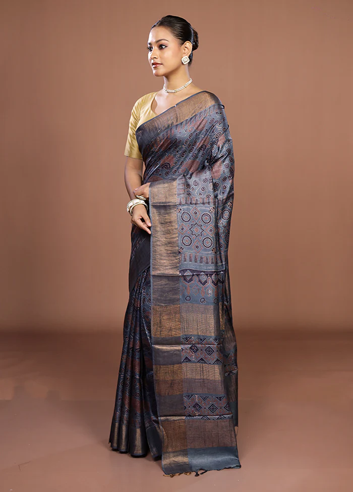 Grey Handloom Tussar Pure Silk Saree With Blouse Piece - Image 4