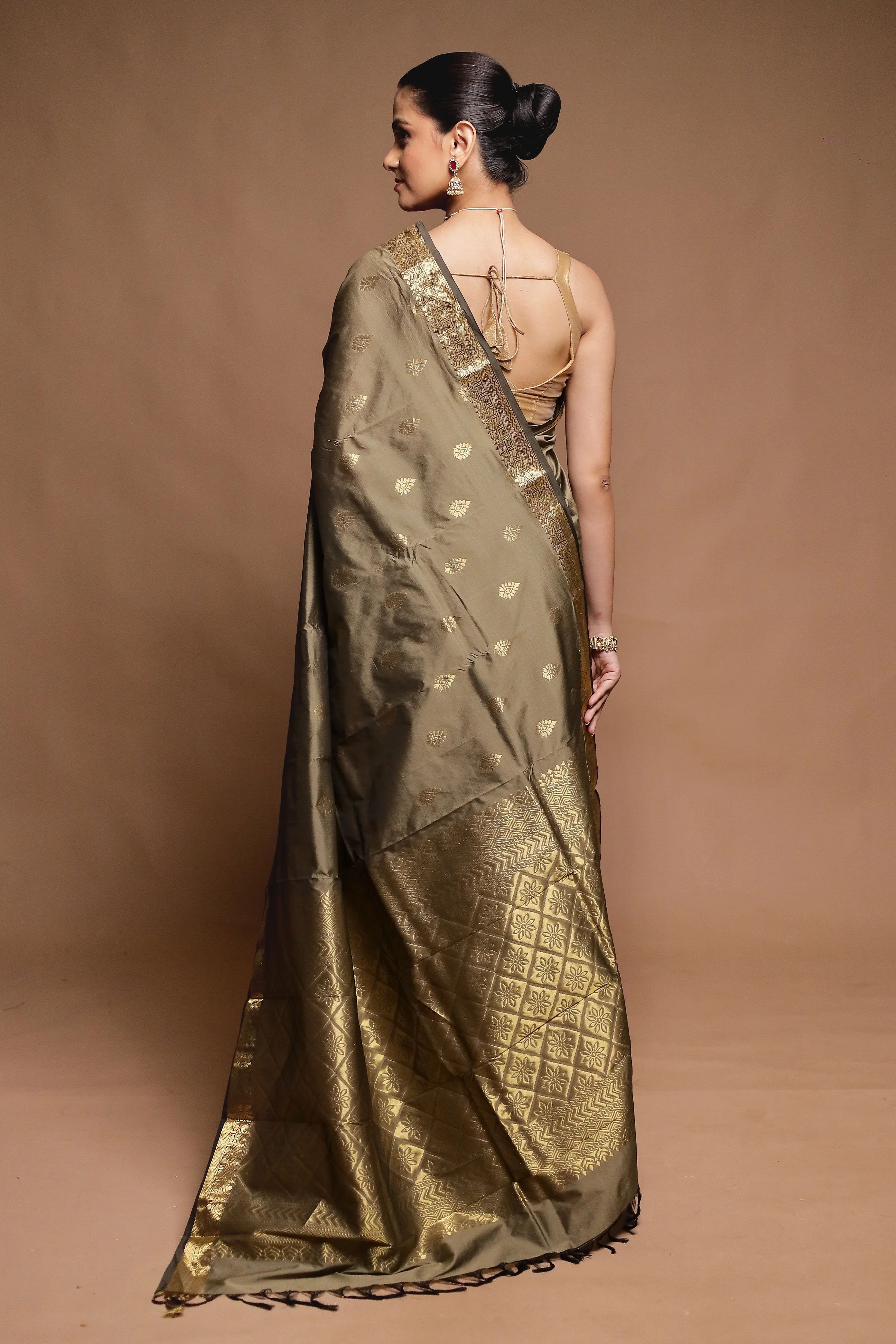 Grey Kanjivaram Silk Saree With Blouse Piece - Image 3