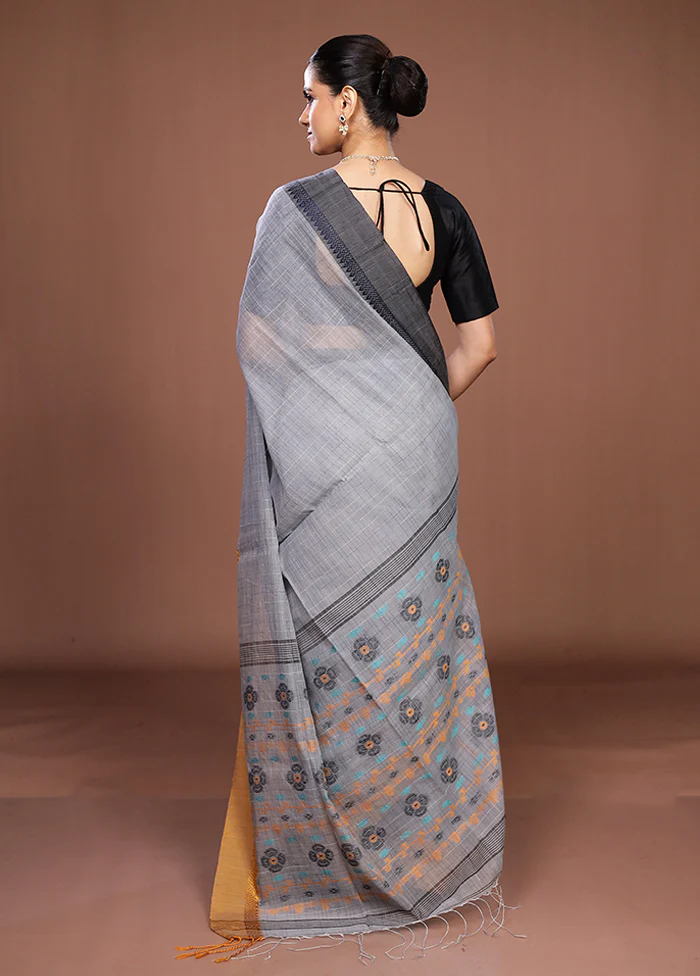 Grey Matka Silk Saree With Blouse Piece - Image 3