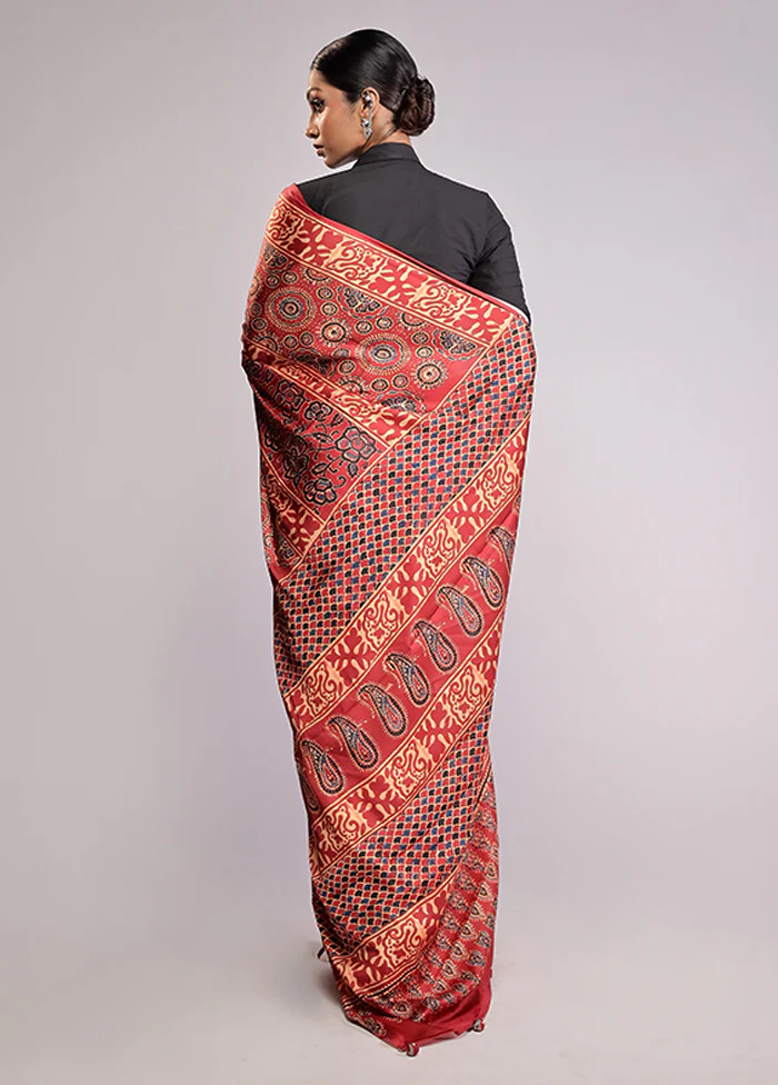 Maroon Printed Silk Saree With Blouse Piece - Image 3