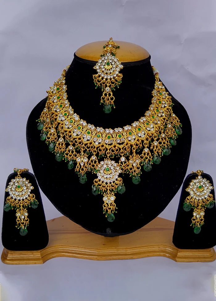 Multicolor Alloy Jewellery Set (1 Necklace, 1 Pair Earrings, 1 Mang Tikka)