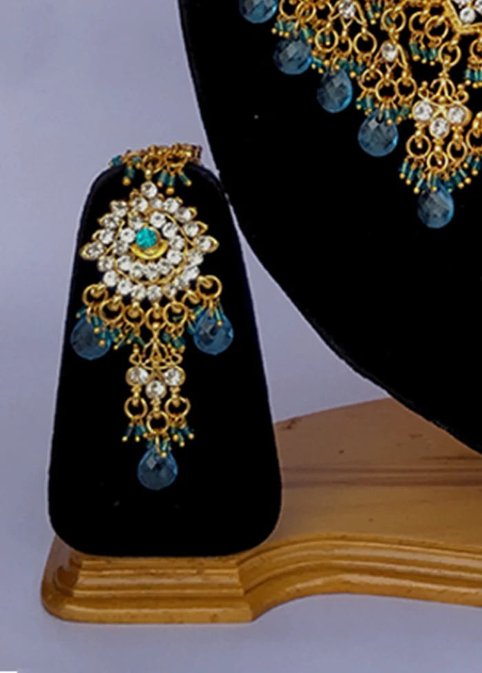 Multicolor Alloy Jewellery Set (1 Necklace, 1 Pair Earrings, 1 Mang Tikka) - Image 3