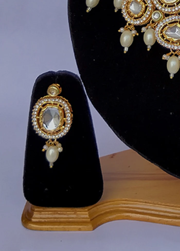 Multicolor Alloy Jewellery Set (1 Necklace, 1 Pair Earrings, 1 Mang Tikka) - Image 3
